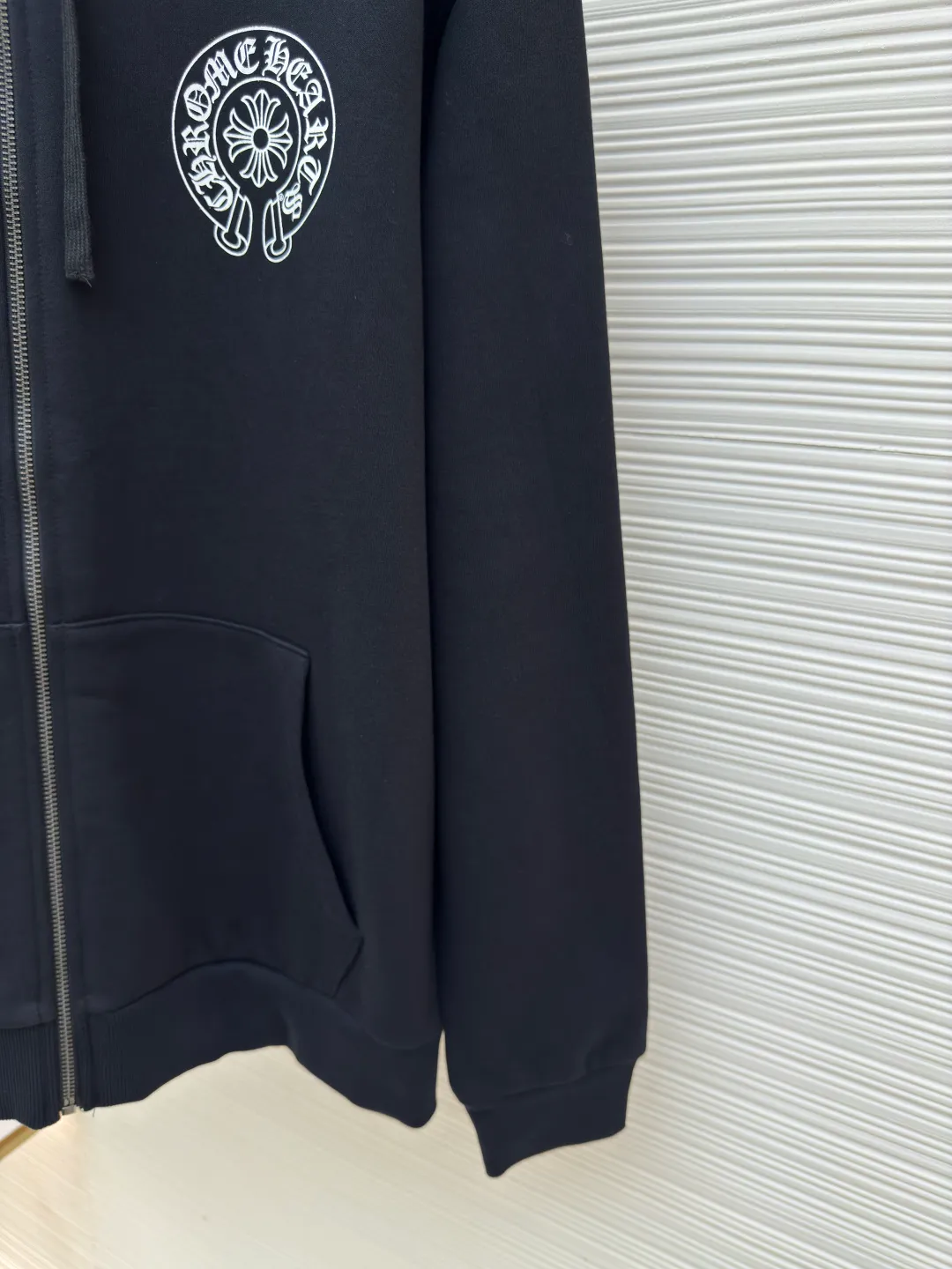 Chrome Hearts New York City limited zipper jacket ●Authentic product: purchased and developed for 7999 ●Item number: 1680452-A95 ●Material: Thin velvet coarse fish scale fabric ●Technology: glue printing ●Version: loose version ●Weight: about 735 grams ●Size: S-M-L-XL ●Description: The fabric is made of 420 grams of thin velvet fish scale fabric, and the printing is printed by hand glue according to the original version. The finished product is sanded and washed to shape. It feels great in the hand. Genuine antique silver distressed chain head. The overall wiring is straight and delicate, the fabric is comfortable and soft, and the color is consistent without color difference. It can be matched with the same style to create a fashionable look and control various occasions. Customized accessories, complete with three standards, same style for men and women!